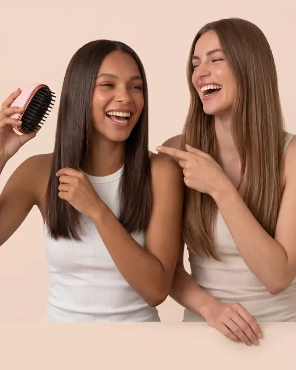 Dos chicas con el pelo liso usando el cepillo alisador